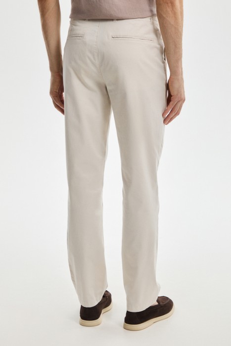 брюки зауженного кроя по цене 3010 руб вид справа