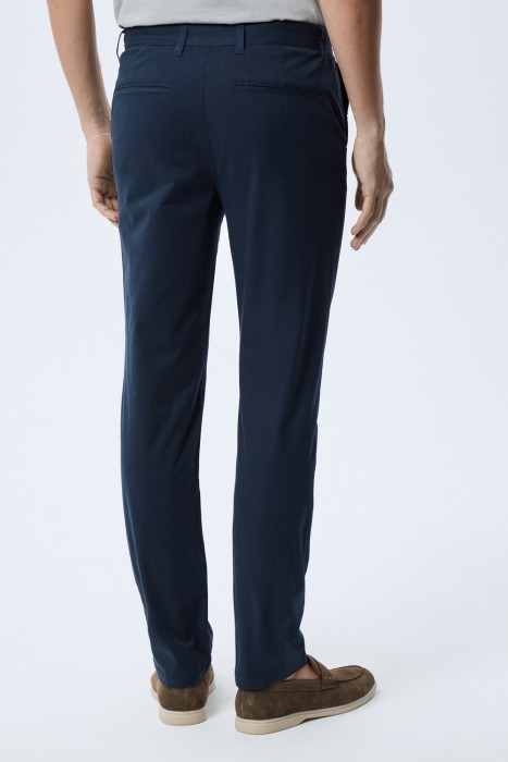 брюки зауженного кроя по цене 3010 руб вид справа