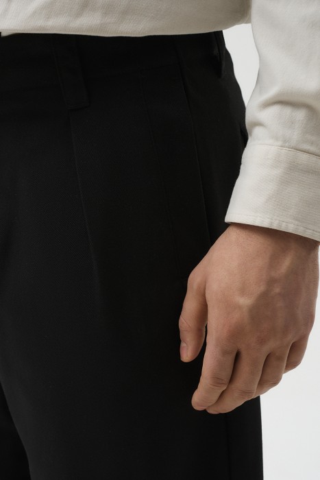 брюки по цене 2330 руб вид справа