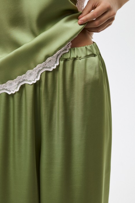 брюки по цене 3680 руб вид справа