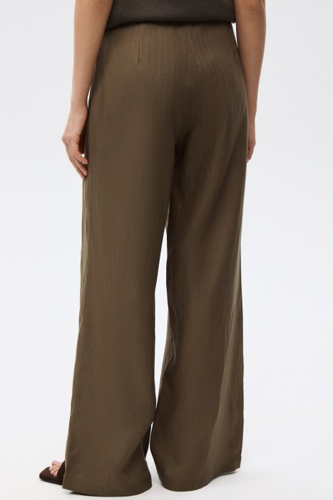 брюки по цене 4890 руб вид справа