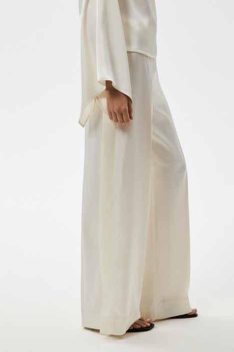 брюки по цене 3880 руб вид справа