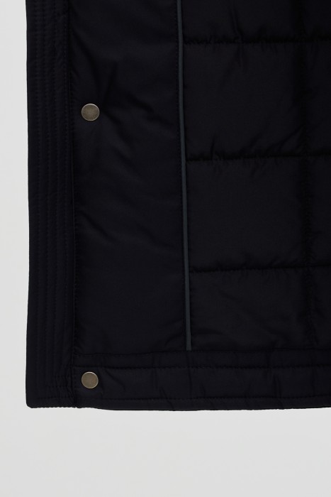 демисезонная куртка с капюшоном из россии вид сбоку