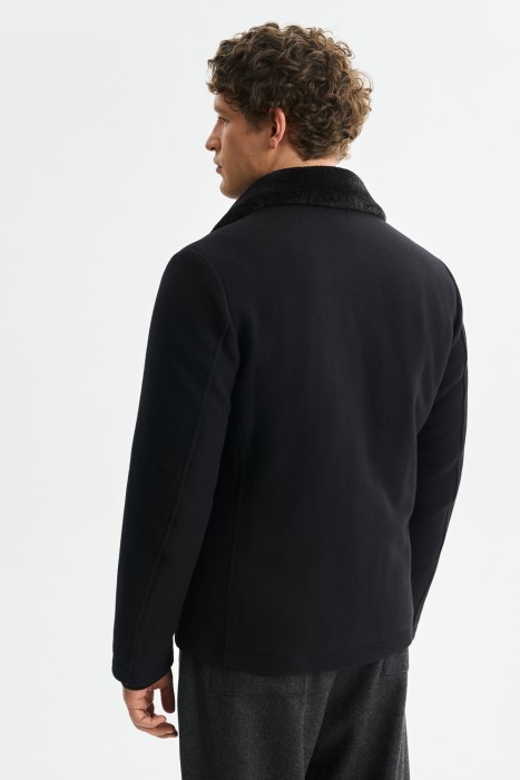 демисезонная куртка с отделкой меховой тканью по цене 7280 руб вид справа