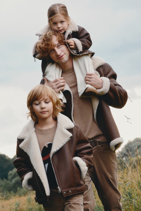 детская дубленка из искусственного меха от бренда снежная королева вид слева