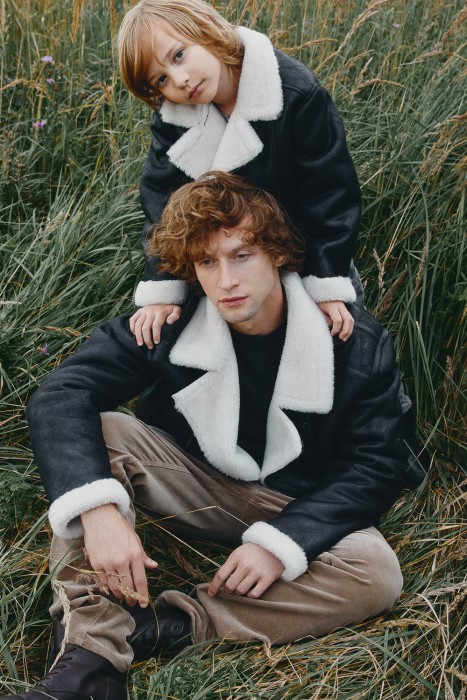 детская дубленка из искусственного меха от бренда снежная королева вид слева