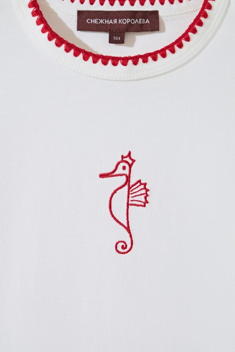 детская футболка с вышивкой от бренда снежная королева вид слева
