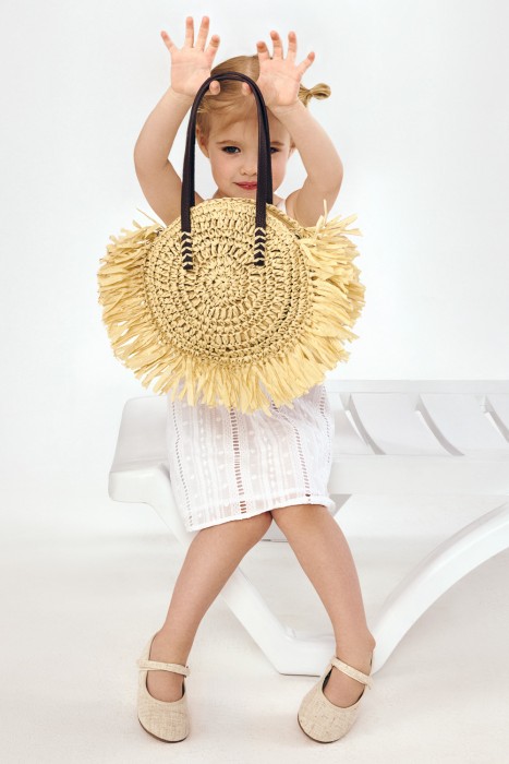 детская плетеная сумка от бренда снежная королева вид слева