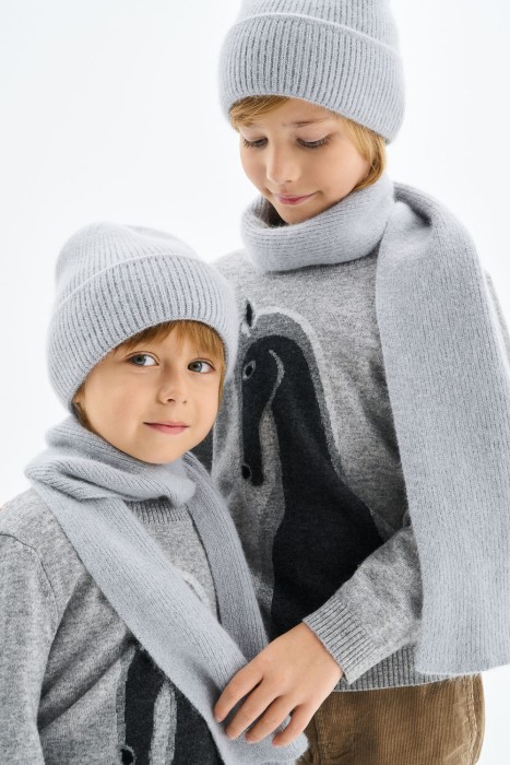 детская шапка от бренда снежная королева вид слева