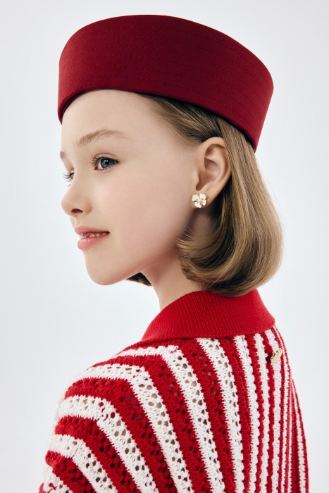 детская шляпа со шнуровкой от бренда снежная королева вид слева