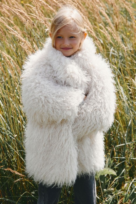 детская шубка из искусственного меха от бренда снежная королева вид слева