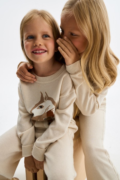 детский джемпер с рисунком из россии вид сбоку