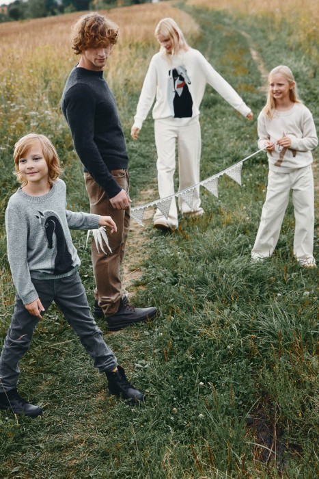 детский джемпер с рисунком от бренда снежная королева вид слева