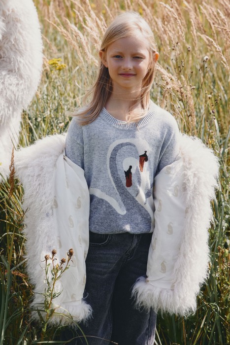 детский джемпер с рисунком от бренда снежная королева вид слева