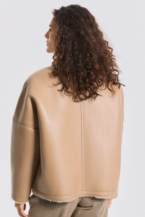 дубленка из искусственной кожи и натуральной шерсти по цене 7330 руб вид справа