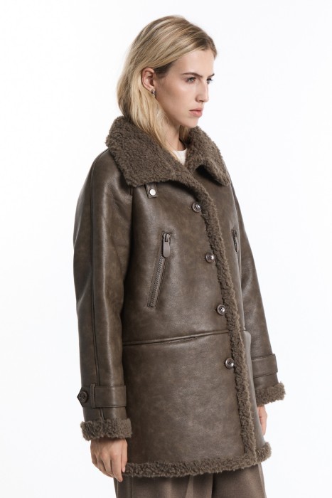 дубленка из искусственной кожи с отделкой шерстью от бренда снежная королева вид слева
