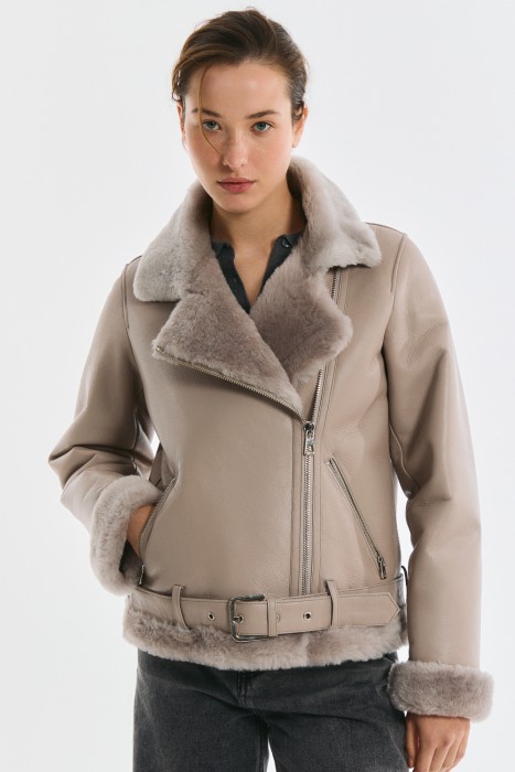 дубленка из натуральной овчины от бренда снежная королева вид слева