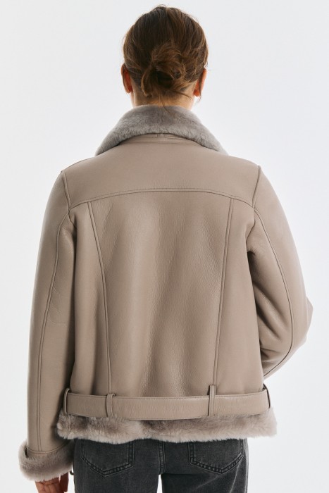 дубленка из натуральной овчины по цене 27730 руб вид справа