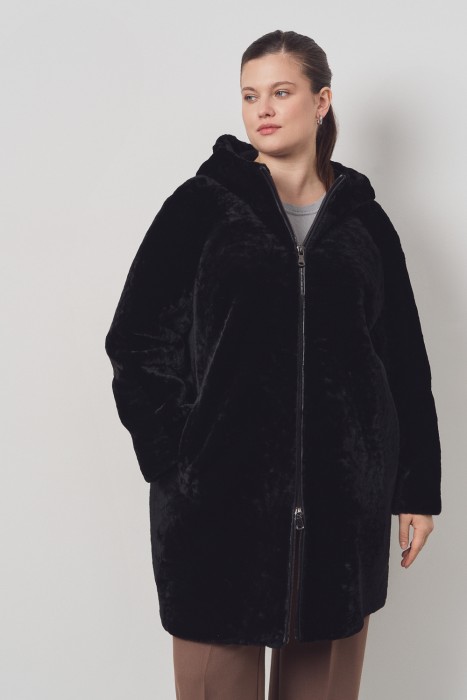 дубленка из овчины с капюшоном от бренда снежная королева вид слева