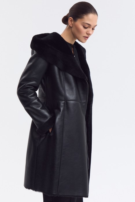 дубленка из овчины с капюшоном от бренда снежная королева вид слева