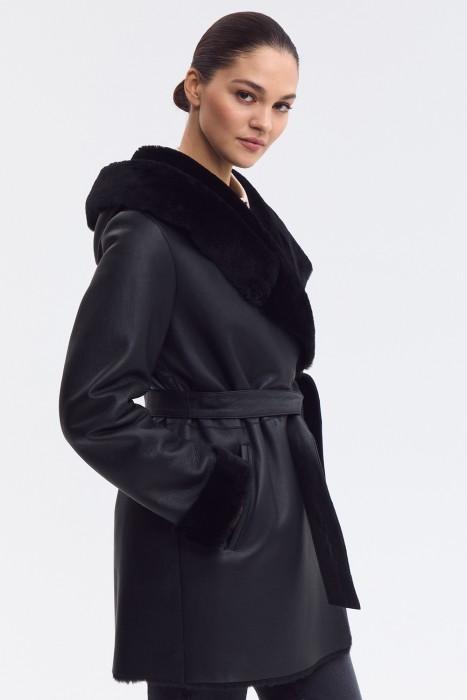 дубленка из овчины с капюшоном от бренда снежная королева вид слева