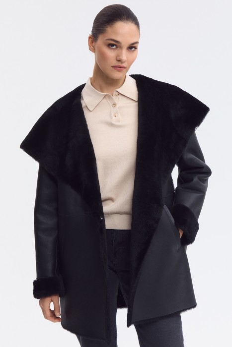 дубленка из овчины с капюшоном по цене 45610 руб вид справа