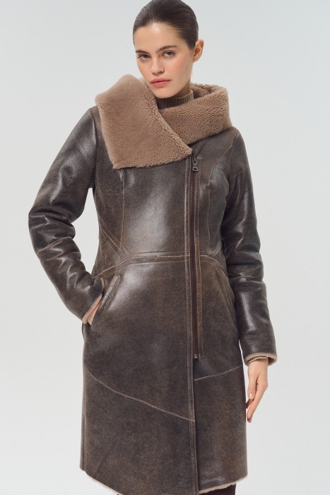 дубленка из овчины с капюшоном от бренда снежная королева вид слева