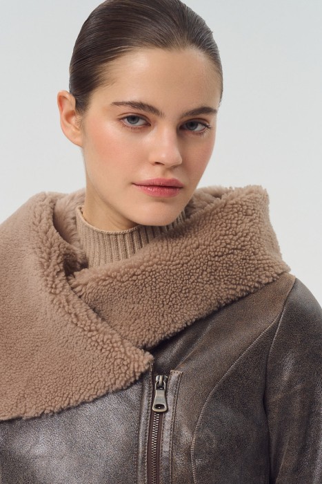 дубленка из овчины с капюшоном из россии вид сбоку