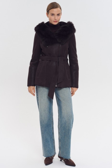 дубленка из овчины с капюшоном от бренда снежная королева вид слева