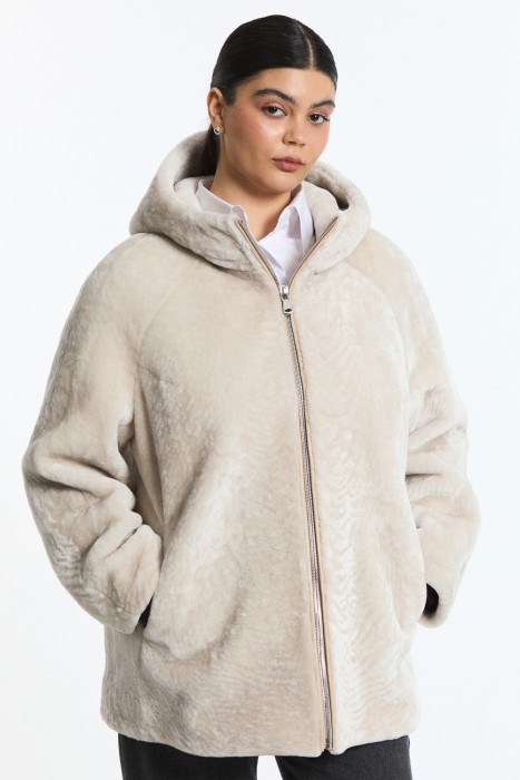 дубленка из овчины с капюшоном от бренда снежная королева вид слева