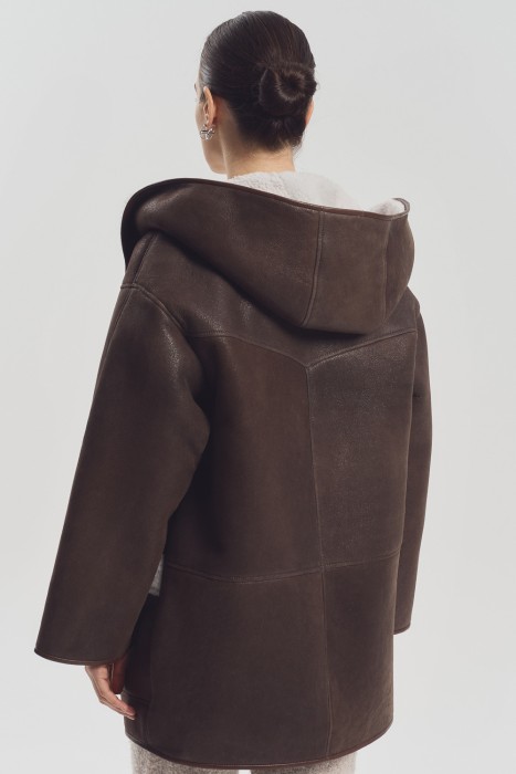 дубленка из овчины с капюшоном от бренда снежная королева вид слева