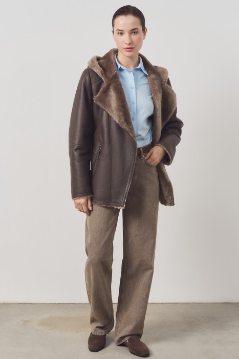 дубленка из овчины с капюшоном от бренда снежная королева вид слева