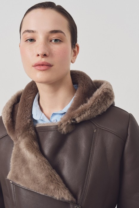 дубленка из овчины с капюшоном по цене 48100 руб вид справа