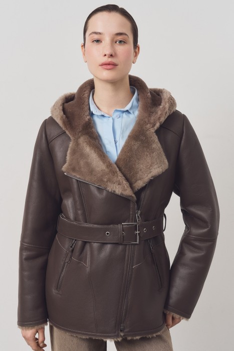 дубленка из овчины с капюшоном из россии вид сбоку