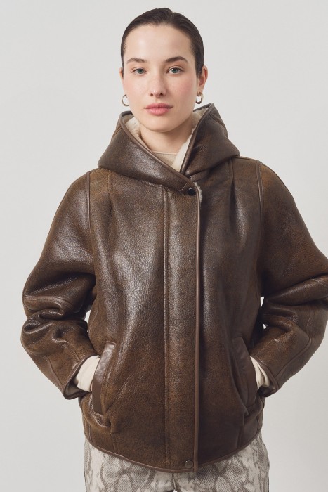 дубленка из овчины с капюшоном от бренда снежная королева вид слева