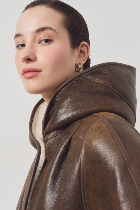 дубленка из овчины с капюшоном по цене 49760 руб вид справа