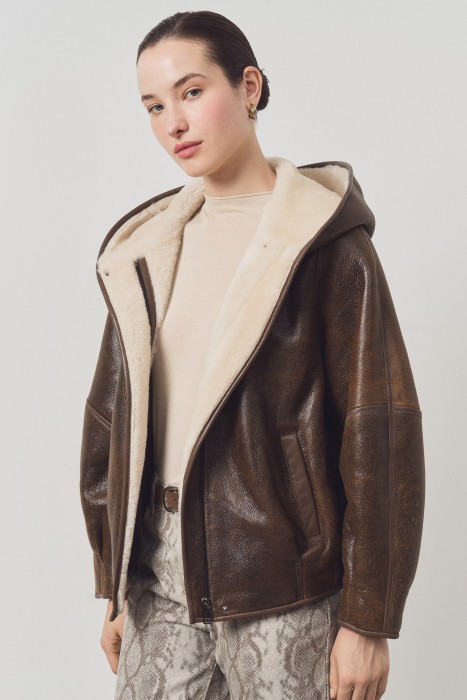 дубленка из овчины с капюшоном из россии вид сбоку