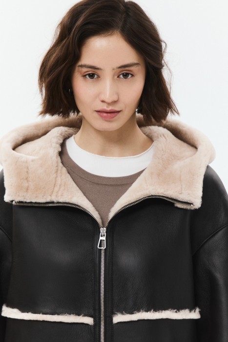 дубленка из овчины с капюшоном из россии вид сбоку