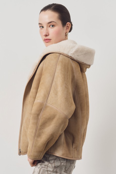 дубленка из овчины с капюшоном от бренда снежная королева вид слева