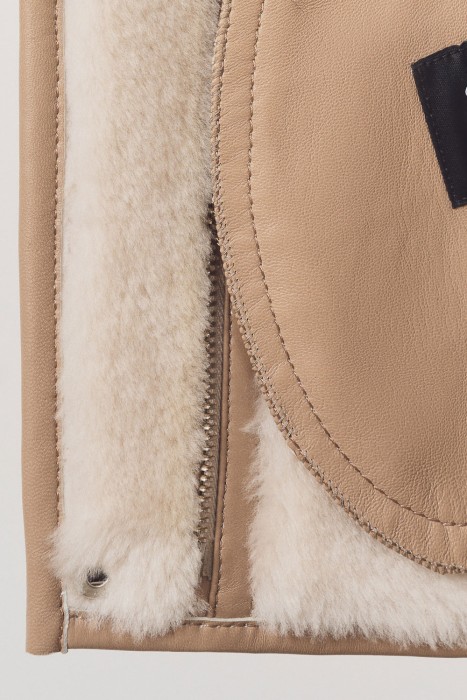 дубленка из овчины с капюшоном по цене 52250 руб вид справа