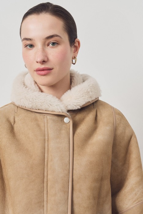 дубленка из овчины с капюшоном из россии вид сбоку