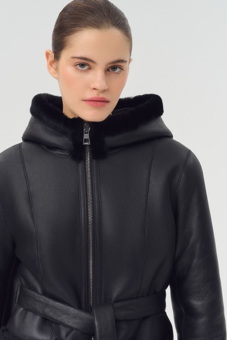 дубленка из овчины с капюшоном из россии вид сбоку