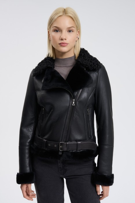 дубленка из овчины с отделкой каракулем от бренда снежная королева вид слева