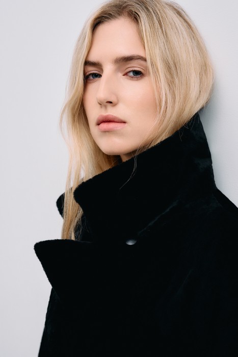 дубленка из овчины с поясом из россии вид сбоку