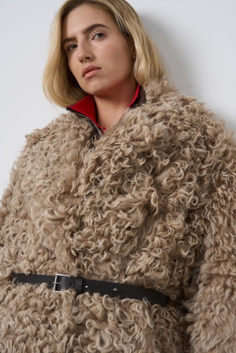 дубленка из овчины с поясом из россии вид сбоку