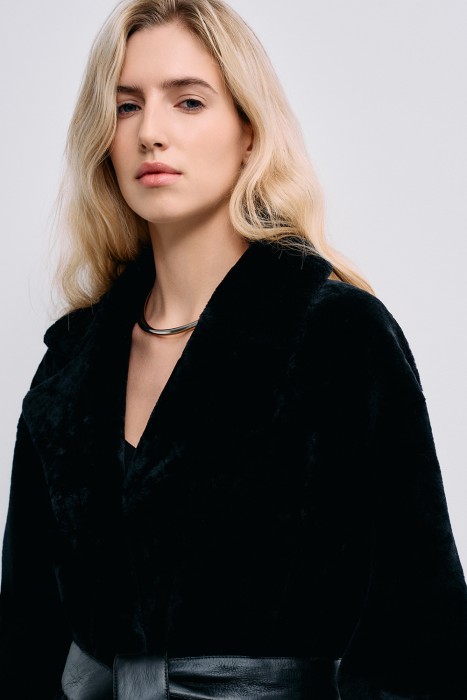 дубленка из овчины с поясом из россии вид сбоку