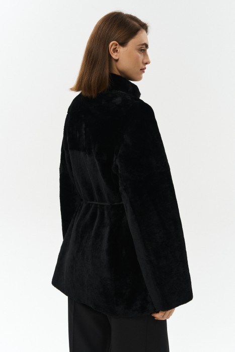 дубленка из овчины с поясом по цене 53910 руб вид справа