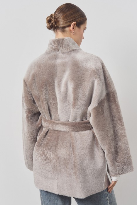 дубленка из овчины с поясом по цене 45610 руб вид справа