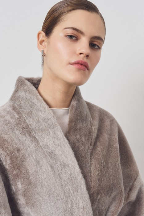 дубленка из овчины с поясом из россии вид сбоку