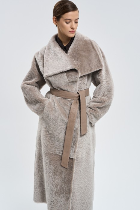 дубленка из овчины с поясом по цене 63870 руб вид справа